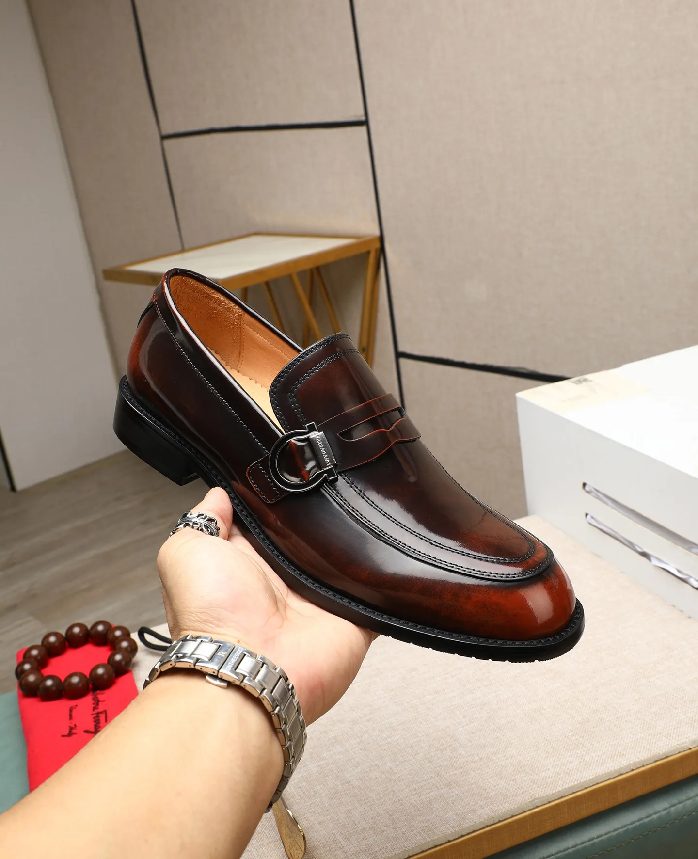 Men's shoes 💰560 📛📛(water-dyed cow lining) Salvatore Ferragamo high-end (Salvatore Ferragamo) is the world's top luxury footwear brand. It comes from the fashion kingdom of Italy. It is famous all over the world for its traditional handmade design and novel styles... 🚶🏻🚶🏻New suit shoes are available simultaneously at the counter. This model is made of pure handmade imported Italian calfskin fabric ➕soft water-dyed cowhide lining Original authentic outsole🌀🌀Size: 38➖44 (45 46 customized)